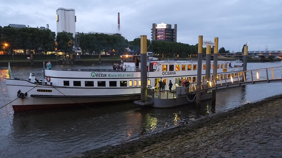 Party auf der MS Oceana, die in Bremen angelegt hat