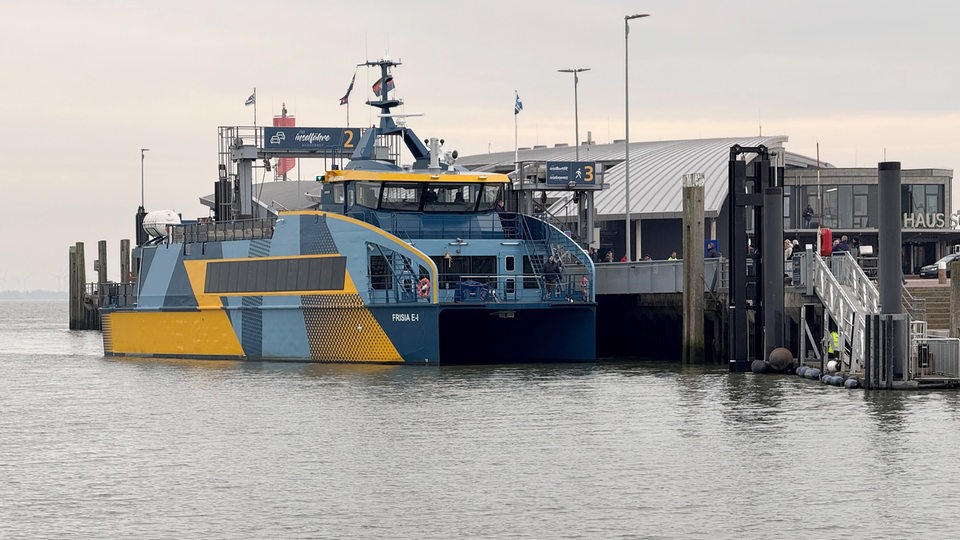 Ein Schiff liegt in einem Hafen.