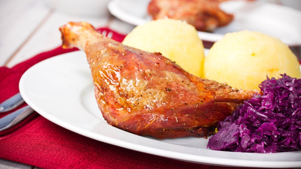 Gans mit Rotkohl und Klößen