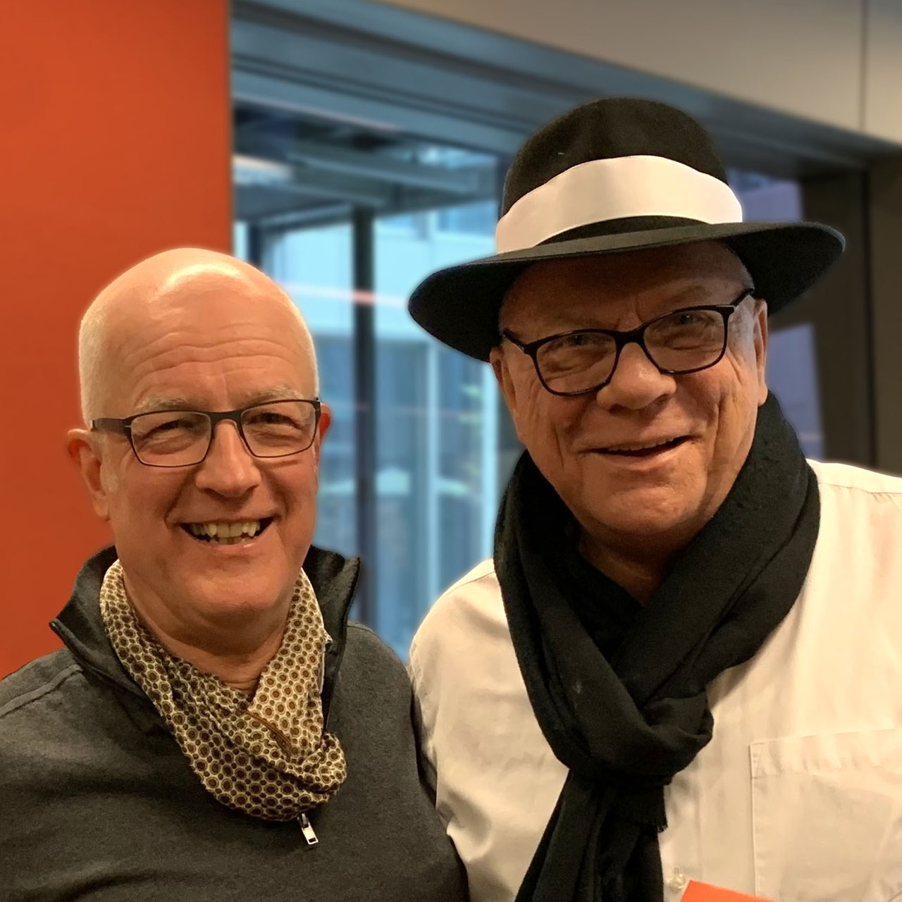 Bremen-Eins-Musikredakteur Christian Höltge und Sänger Jens Sörensen im Bremen-Eins-Studio