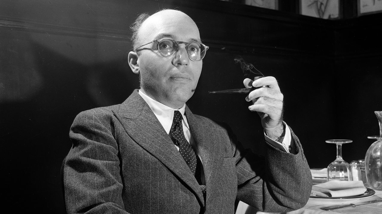 Komponist Kurt Weill sitzt 1943 rauchend in einem Restaurant