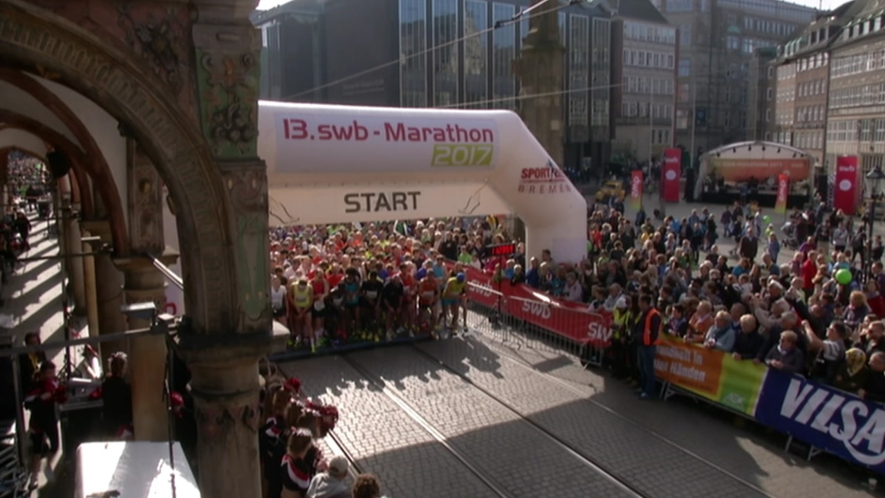 Der Startpunkt des 13. SWB-Marathons in der Bremer Innenstadt mit vielen Zuschauern an den Seiten und vielen Läufern in den Startlöchern