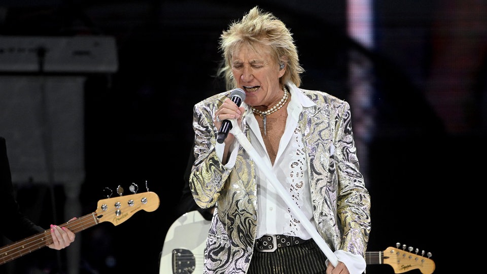 Rod Stewart auf der Bühne am 28.06.2024 in Muenchen, Olympiahalle.