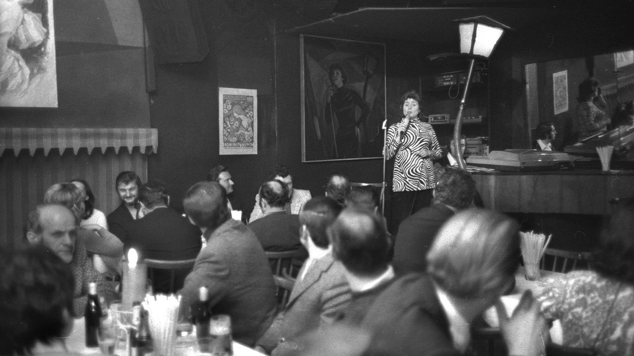 Gisela Jonas-Dialer (1929-2014) genannt Schwabinger Gisela, singt als Wirtin des "Bei Gisela" in München Schwabing ein Lied vor Publikum