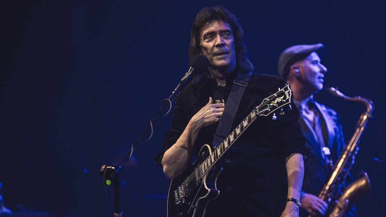 Steve Hackett mit Gitarre