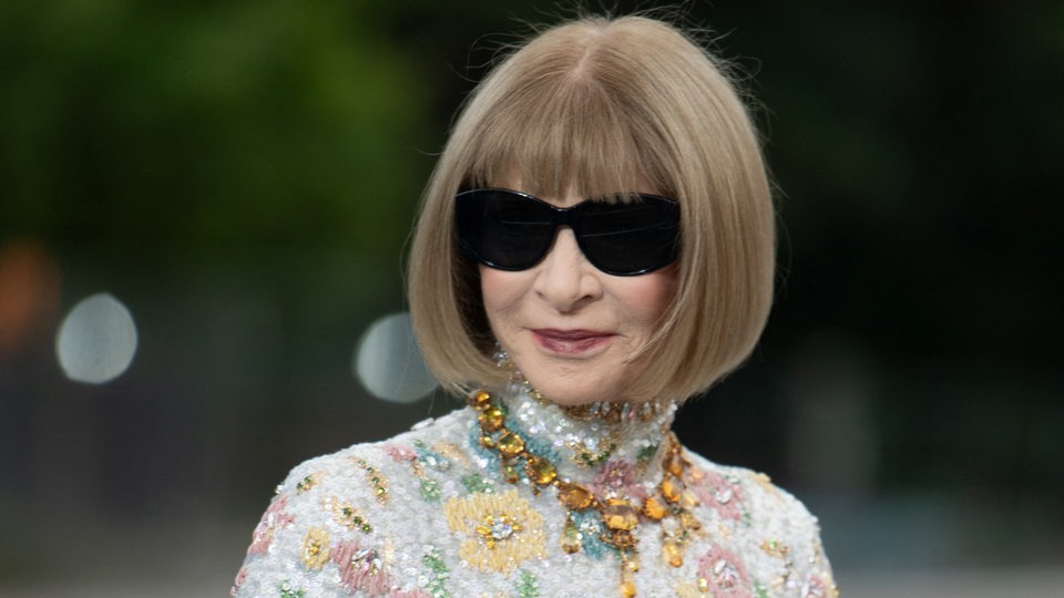 Porträt von Anna Wintour mit Sonnenbrille im Juli 2024