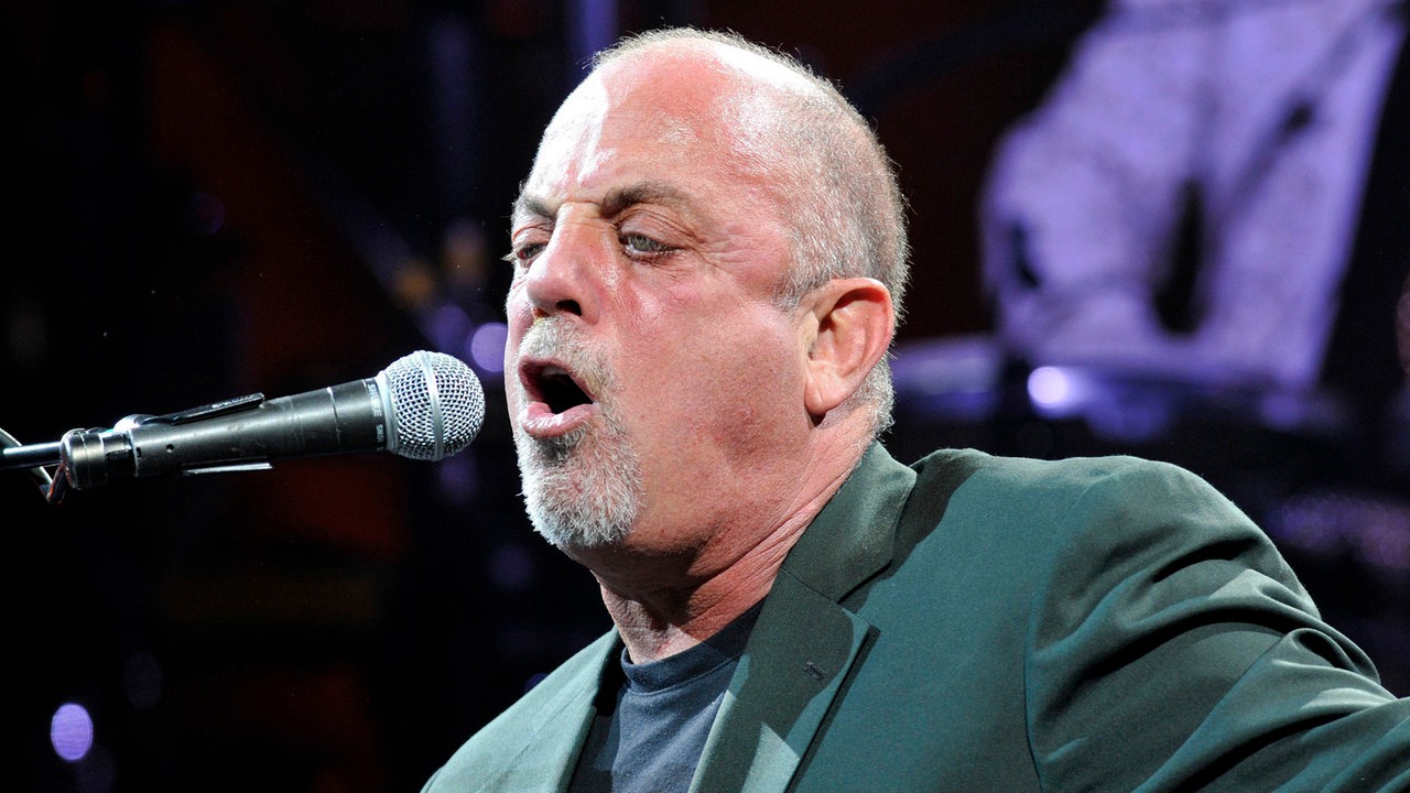 Billy Joel singt 2024 in Florida auf der Bühne.