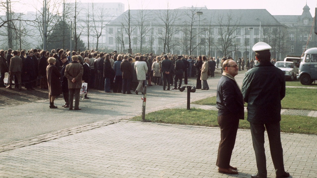 Demonstranten und Neugierige haben sich am 25. Februar 1975 vor dem Gebäude des Bundesverfassungsgerichtes in Karlsruhe versammelt (Symbolbild)