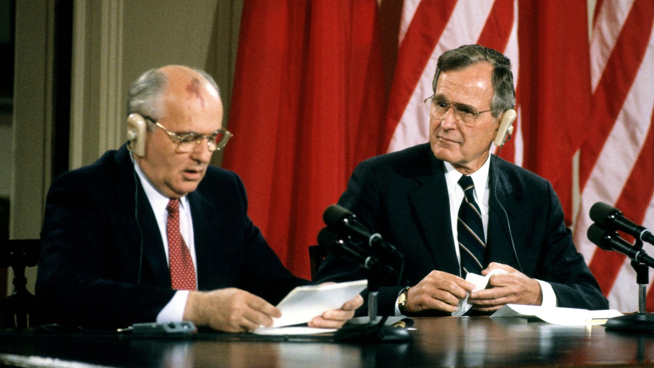 Michael Gorbatschow und George Bush mit Kopfhörern während eines Treffens