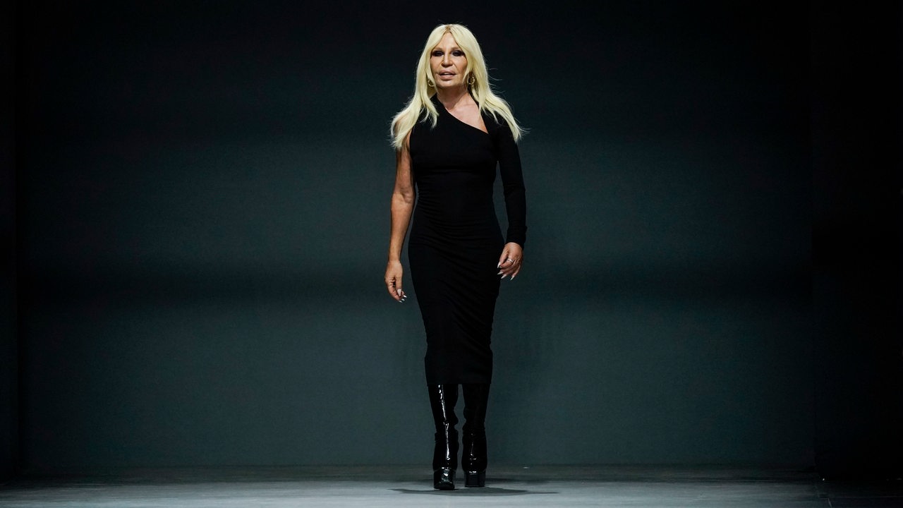 Donatella Versace auf dem Laufsteg in Mailand 2022