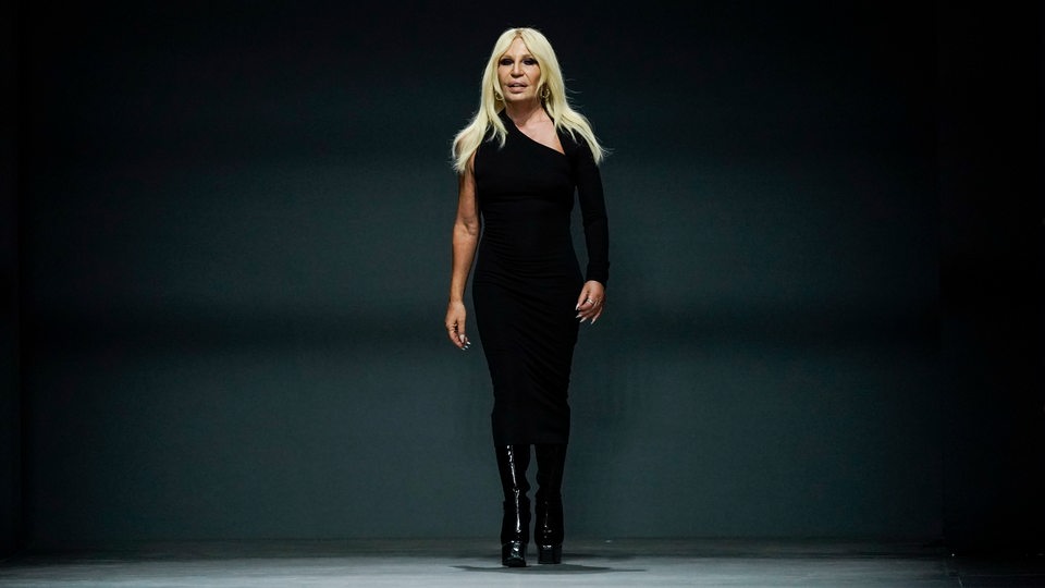 Donatella Versace auf dem Laufsteg in Mailand 2022