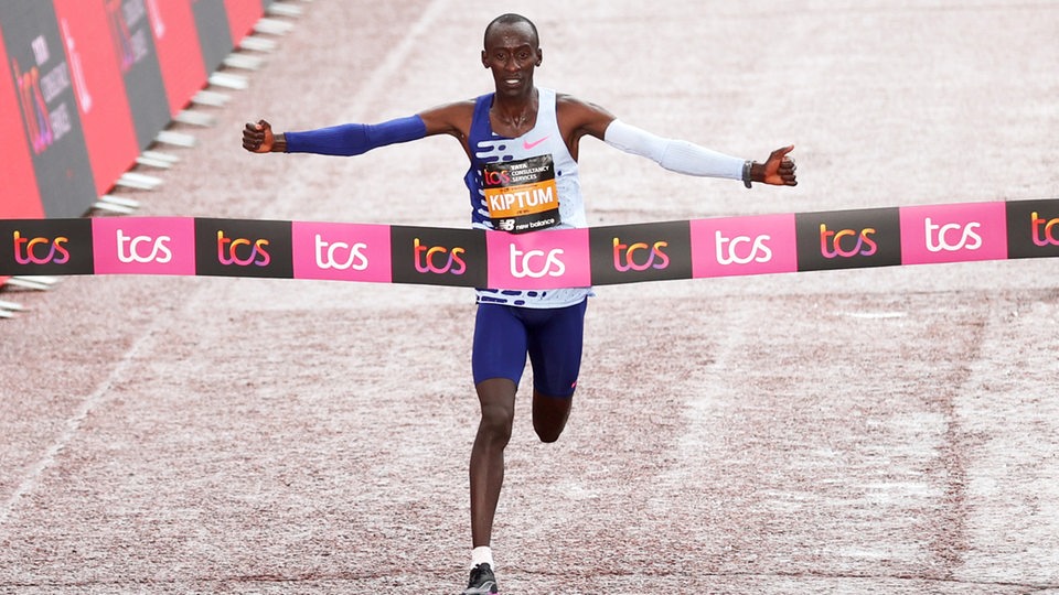 Eliud Kipchoge läuft als erster ins Ziel.