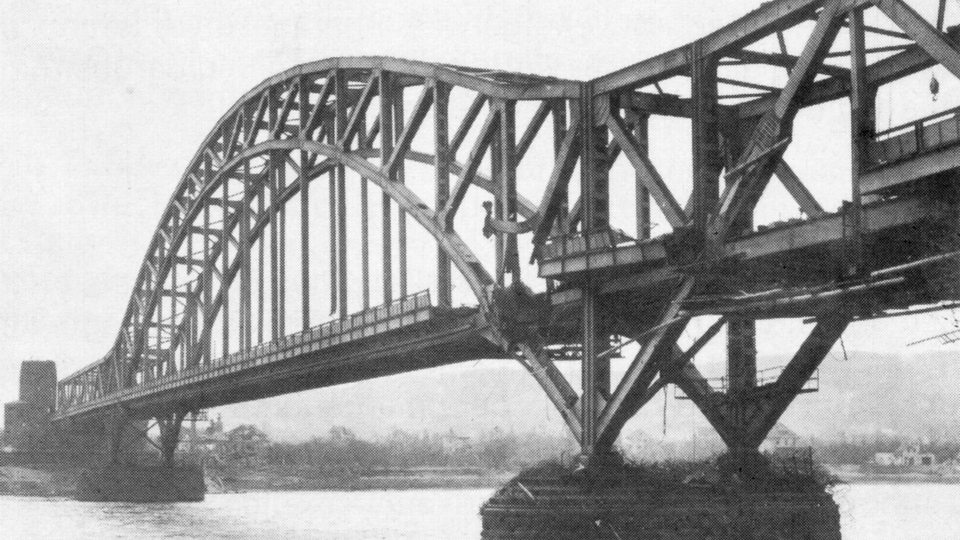 Die Ludendorff-Brücke nach der Eroberung im März 1945. Das Bild zeigt erhebliche strukturelle Schäden im Bereich des nördlichen Strompfeilers. 