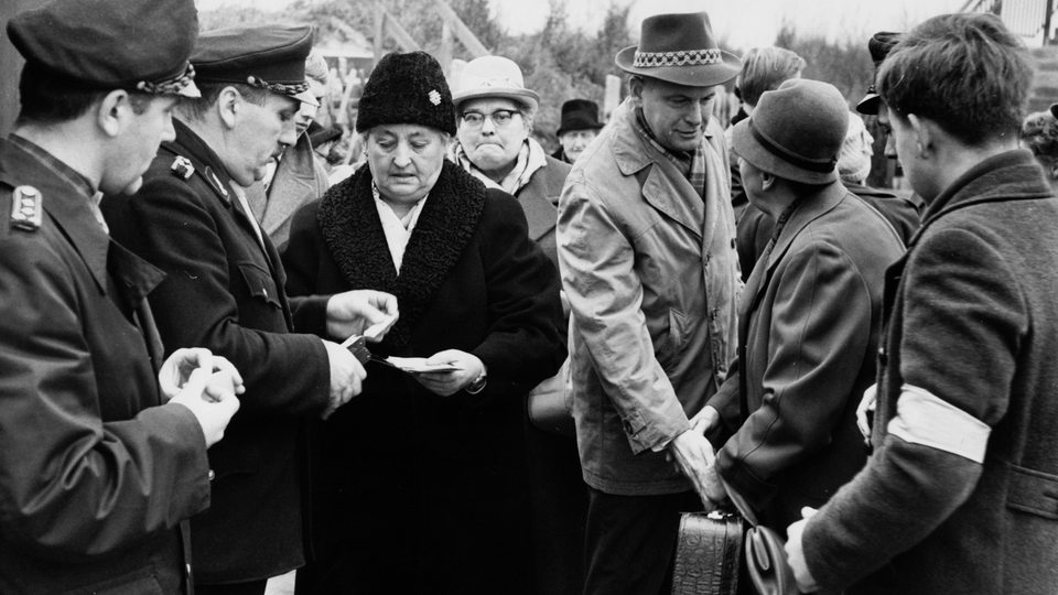 Rentner der DDR passieren die Kontrolle nach Westdeutschland 1964