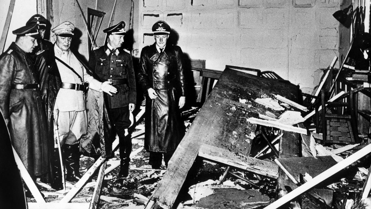 Reichsmarschall Hermann Göring (helle Uniform) und der Chef der «Kanzlei des Führers», Martin Bormann (l.) begutachten die Zerstörung nach dem Attentat im Führerhauptquartier.