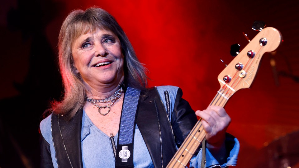 Suzi Quatro mit Gitarre