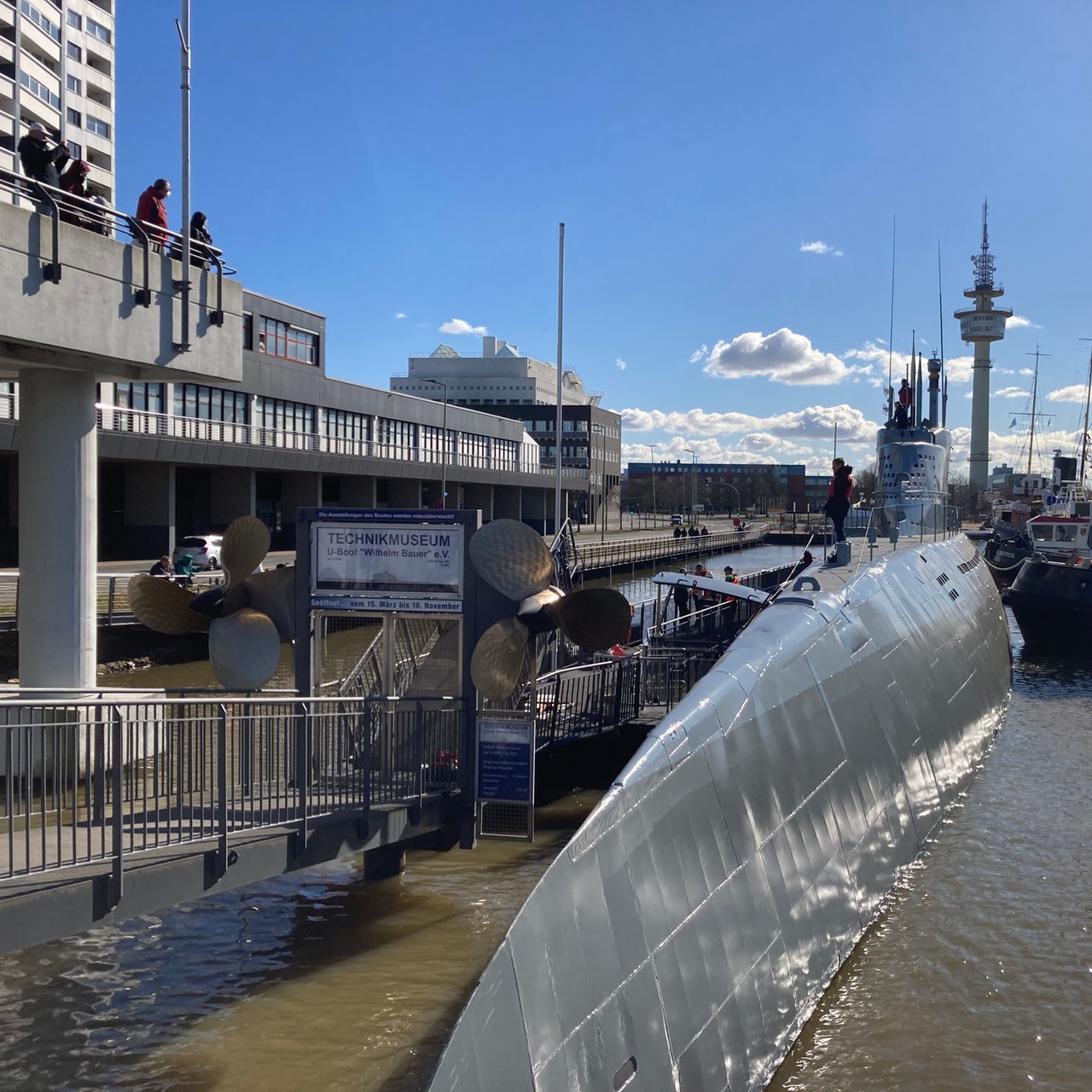 Ein U-Boot liegt an einem Anleger.