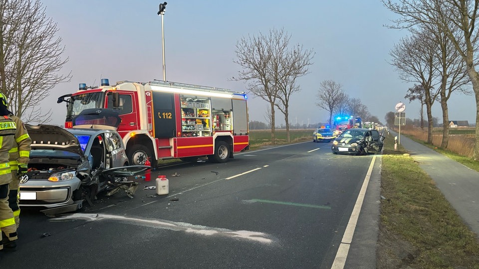 Feuerwehr und Polizei bei einer Unfallstelle auf der B73 zwischen Otterndorf und Altenbruch.